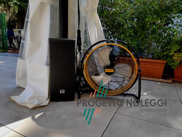 Ventilazione e raffrescamento tensostruttura con Master DF 20 Ventilazione e raffrescamento tensostruttura con Master DF 20