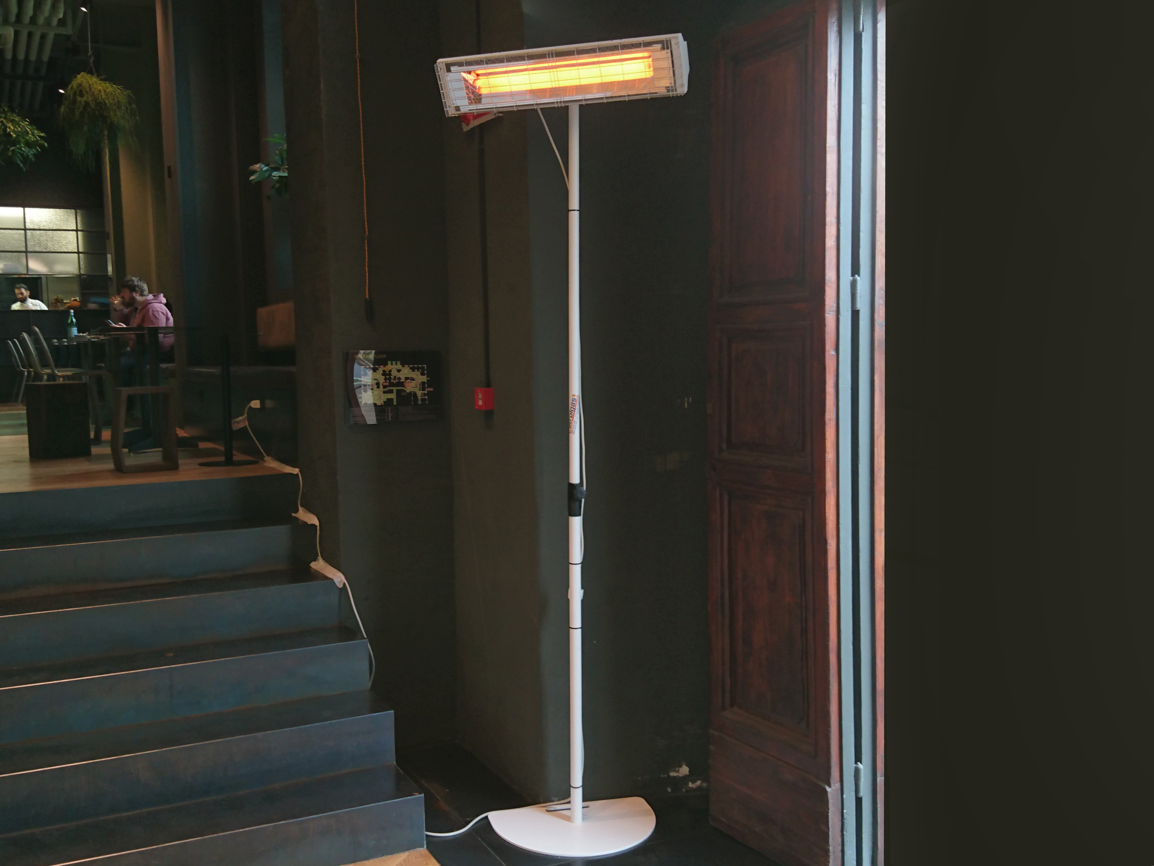 Progetto Noleggi aiuta nell'installazione di riscaldatori a infrarossi con le sue piantane a base piatta regolabili