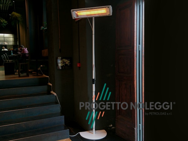 Piantana a base piatta regolabile per riscaldatori a infrarossi Grado Progetto Noleggi aiuta nell'installazione di riscaldatori a infrarossi con le sue piantane a base piatta regolabili