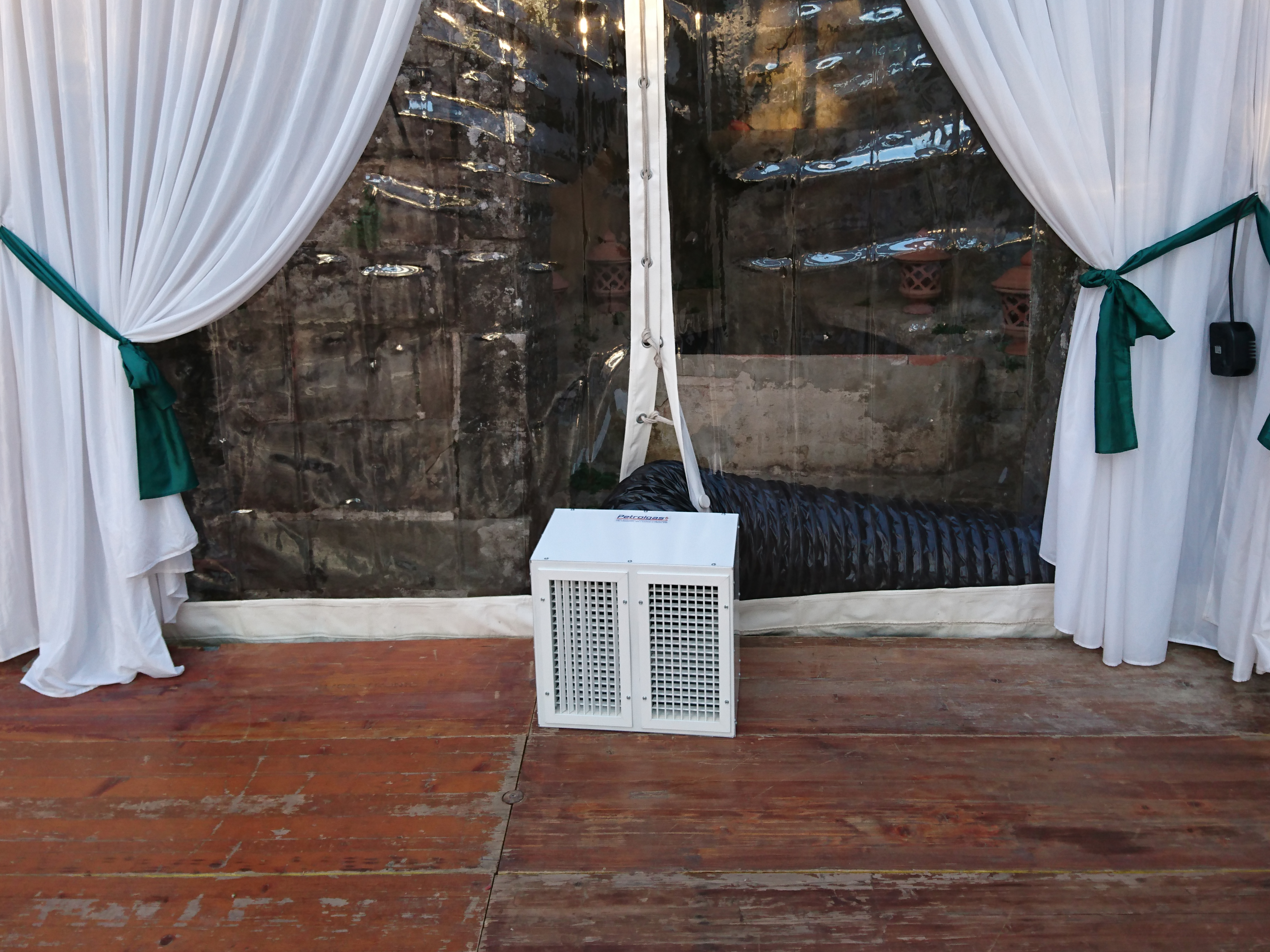 Diffusore a griglia orientabile in tensostruttura