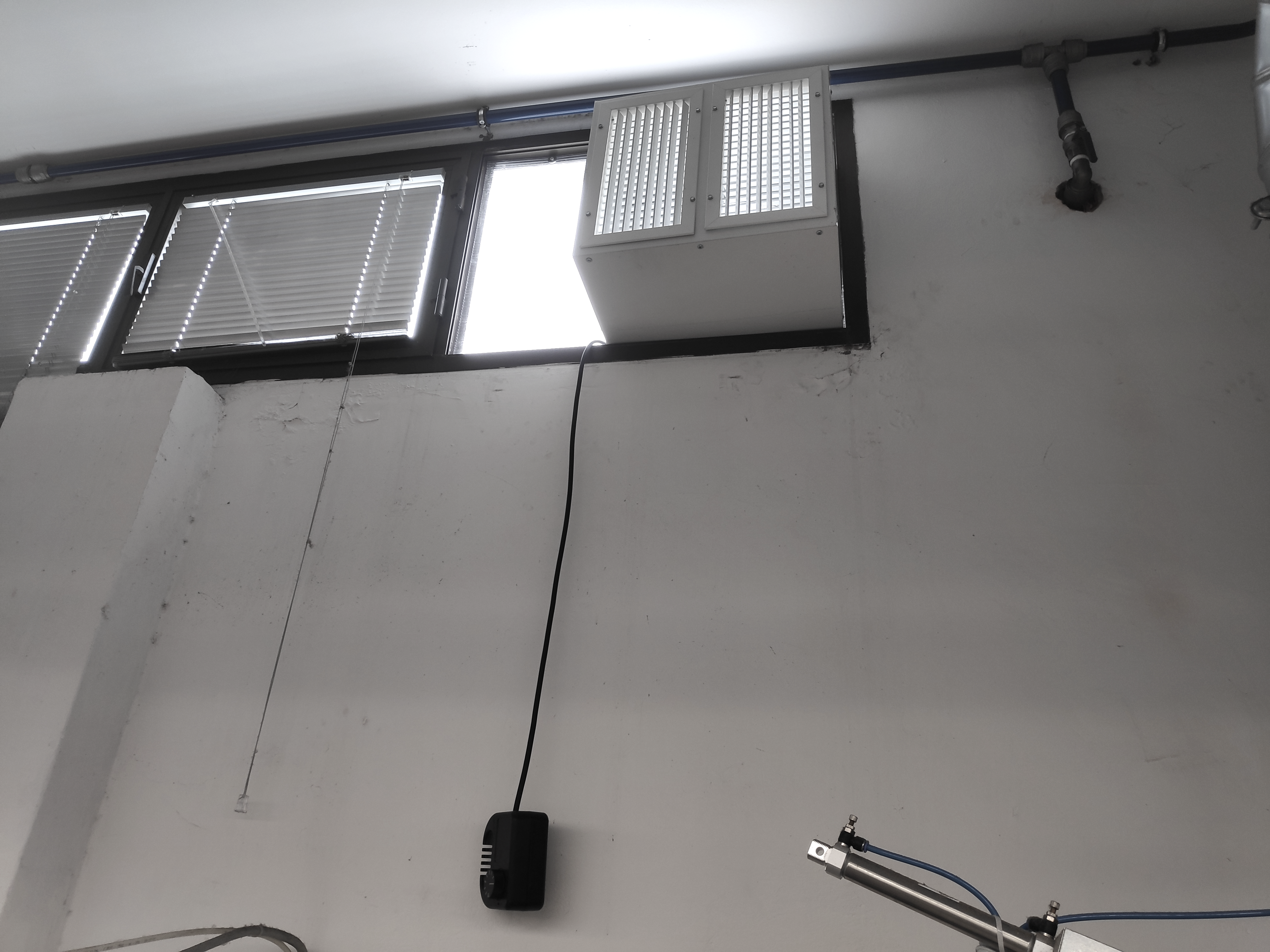 Diffusore a griglia orientabile con termostato applicazione industriale