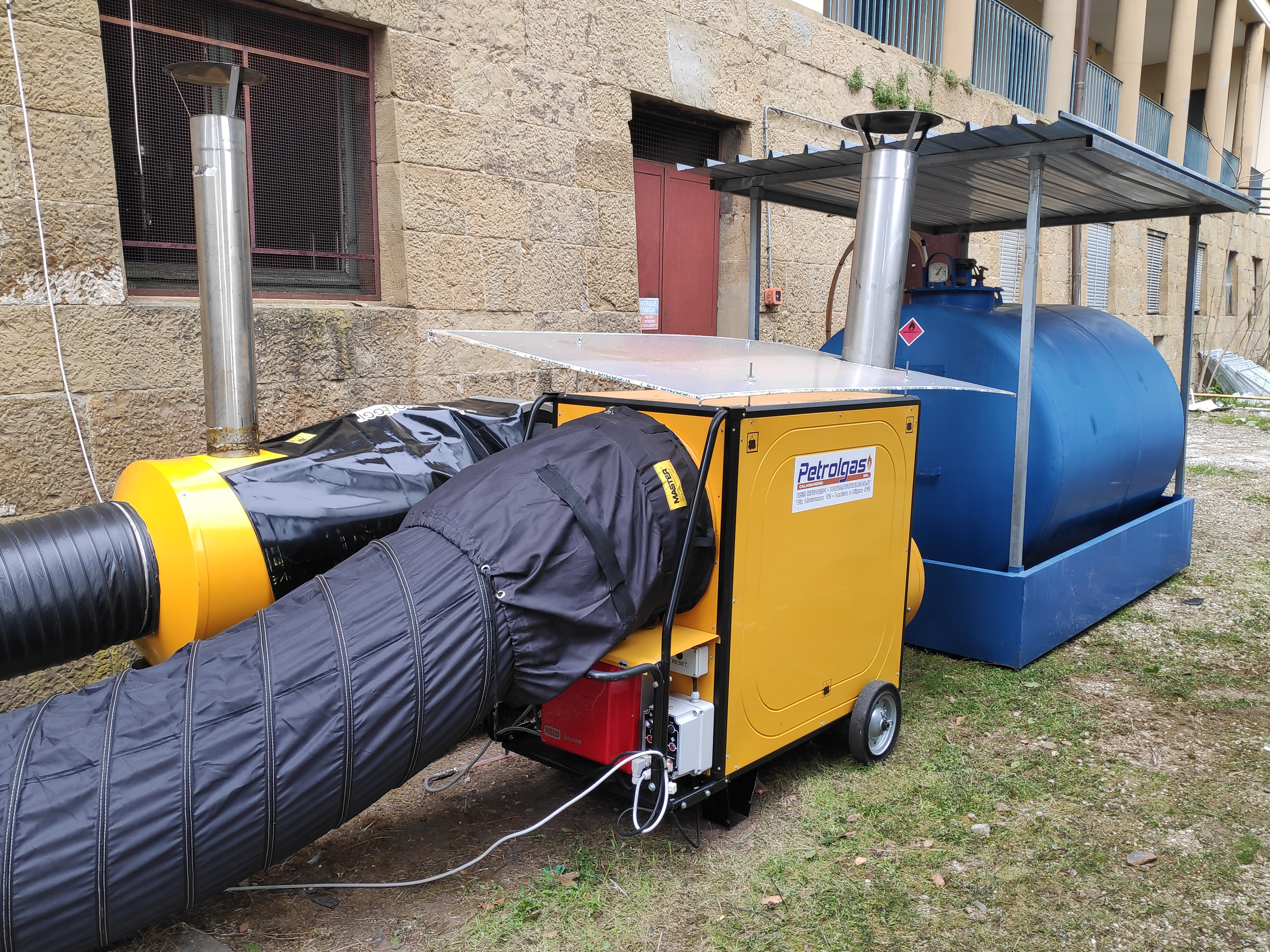 Installazione di Emergenza: Generatori di aria calda all'Ospedale Temporaneo dei Fraticini 