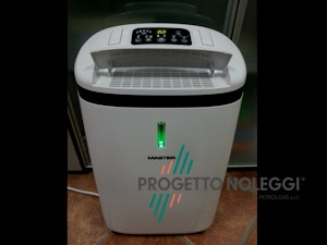 Master DH 720 - Deumidificatore a Condensazione Master DH 720 è un deumidificatore a condensazione che rimuove l’umidità, protegge dalla muffa e dallo sviluppo di batteri. Al suo interno ha un filtro che elimina i cattivi odori nell'ambiente.