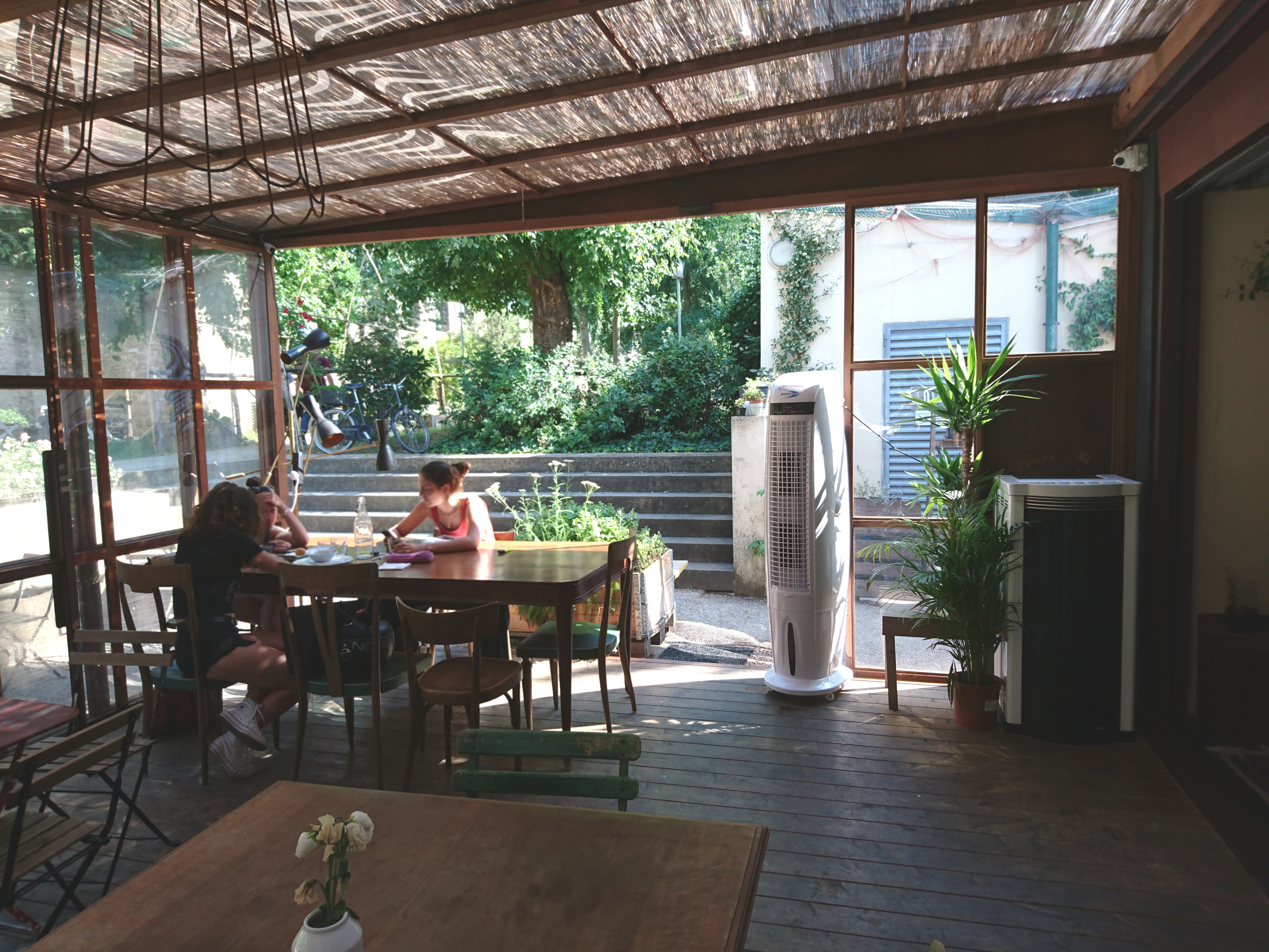 Brezza 170 è un raffrescatore evaporativo portatile capace di ridurre la temperatura percepita da 5°C/7°C circa con una gradevole ventilazione oscillante e regolabile.