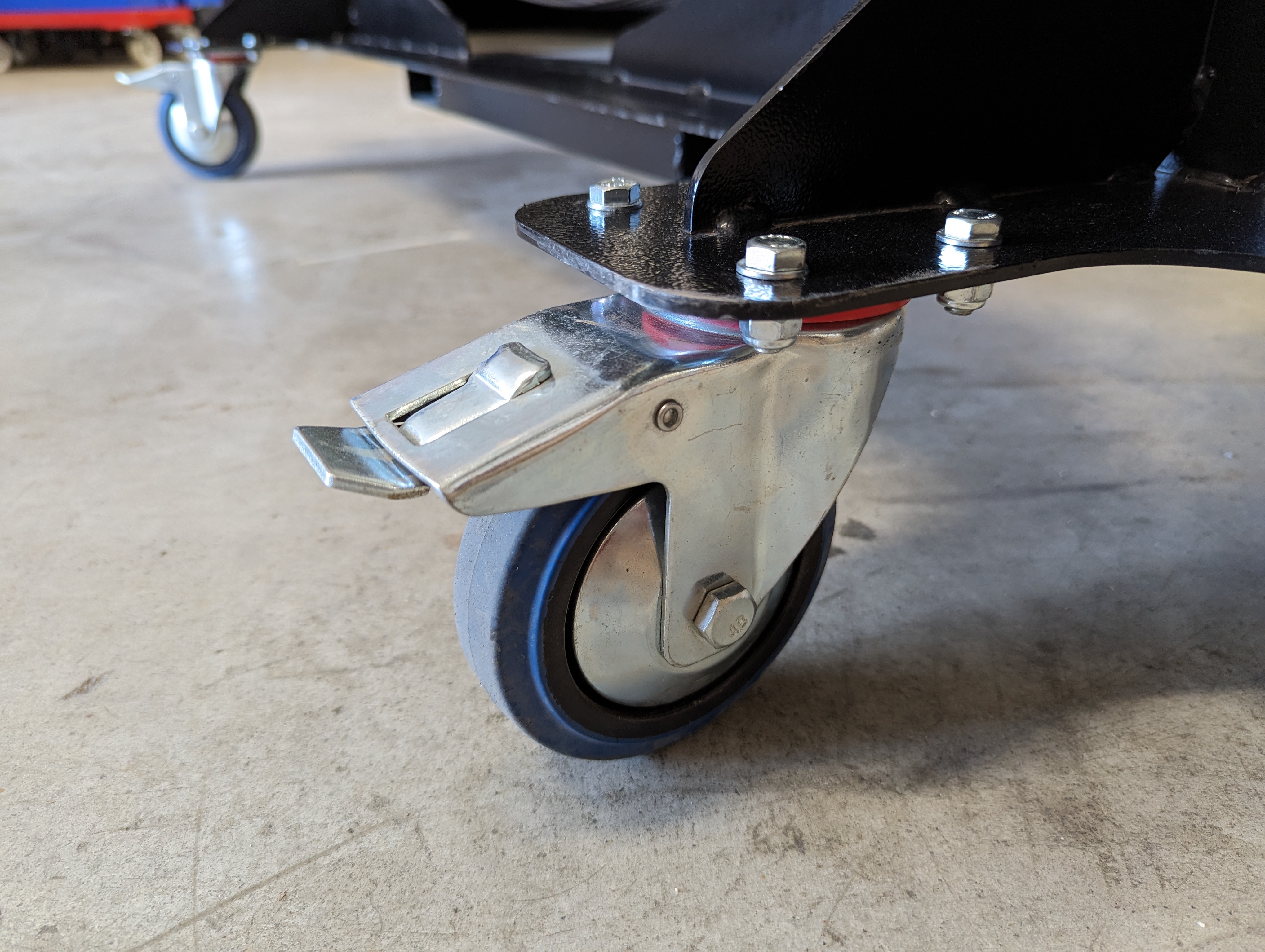 Grandi ruote con fermo per movimentazione anche su terreni sconnessi