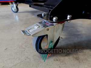Grandi ruote con fermo per movimentazione anche su terreni sconnessi Grandi ruote con fermo per movimentazione anche su terreni sconnessi