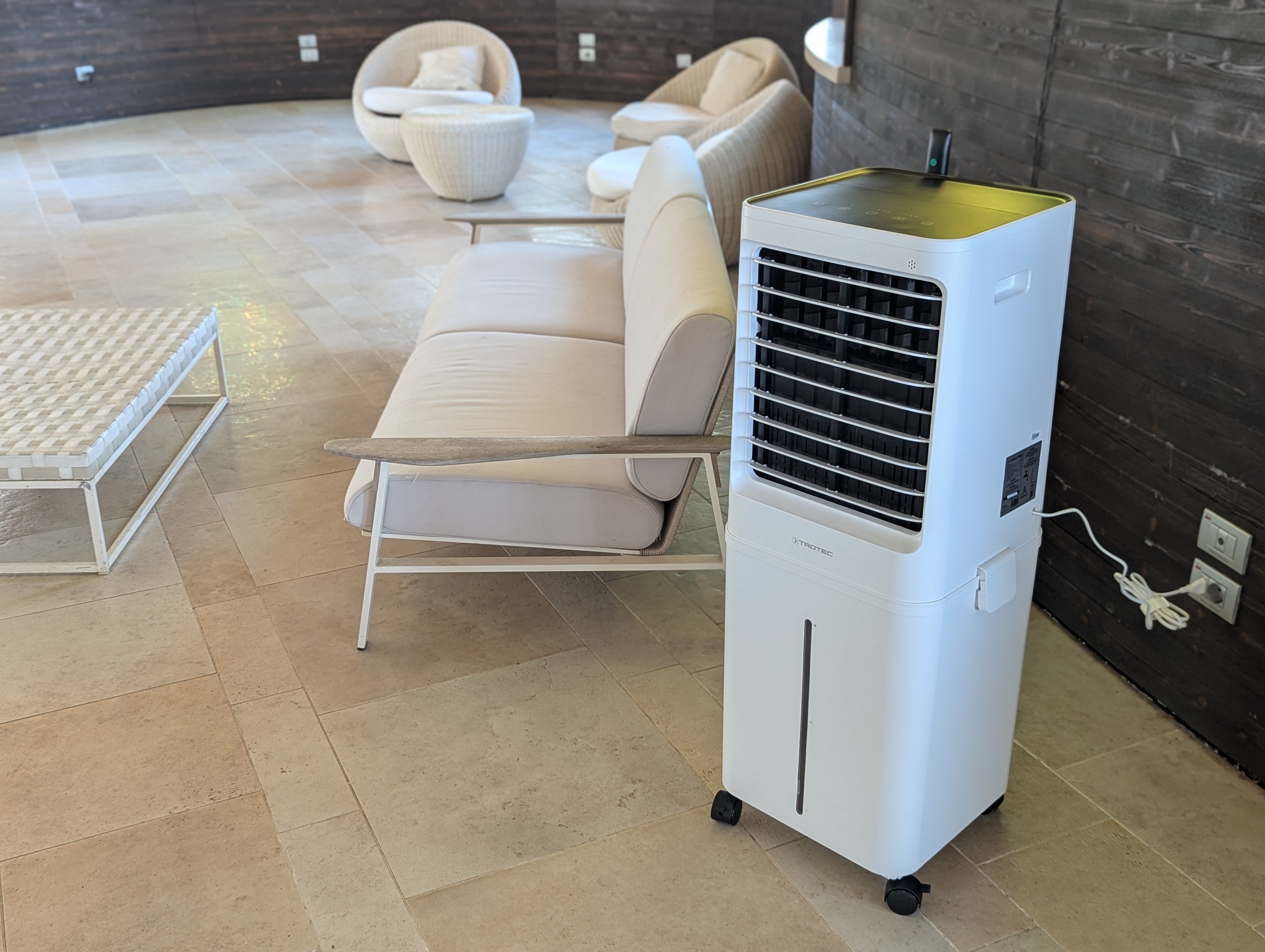 Trotec PAE 81 in hall albergo