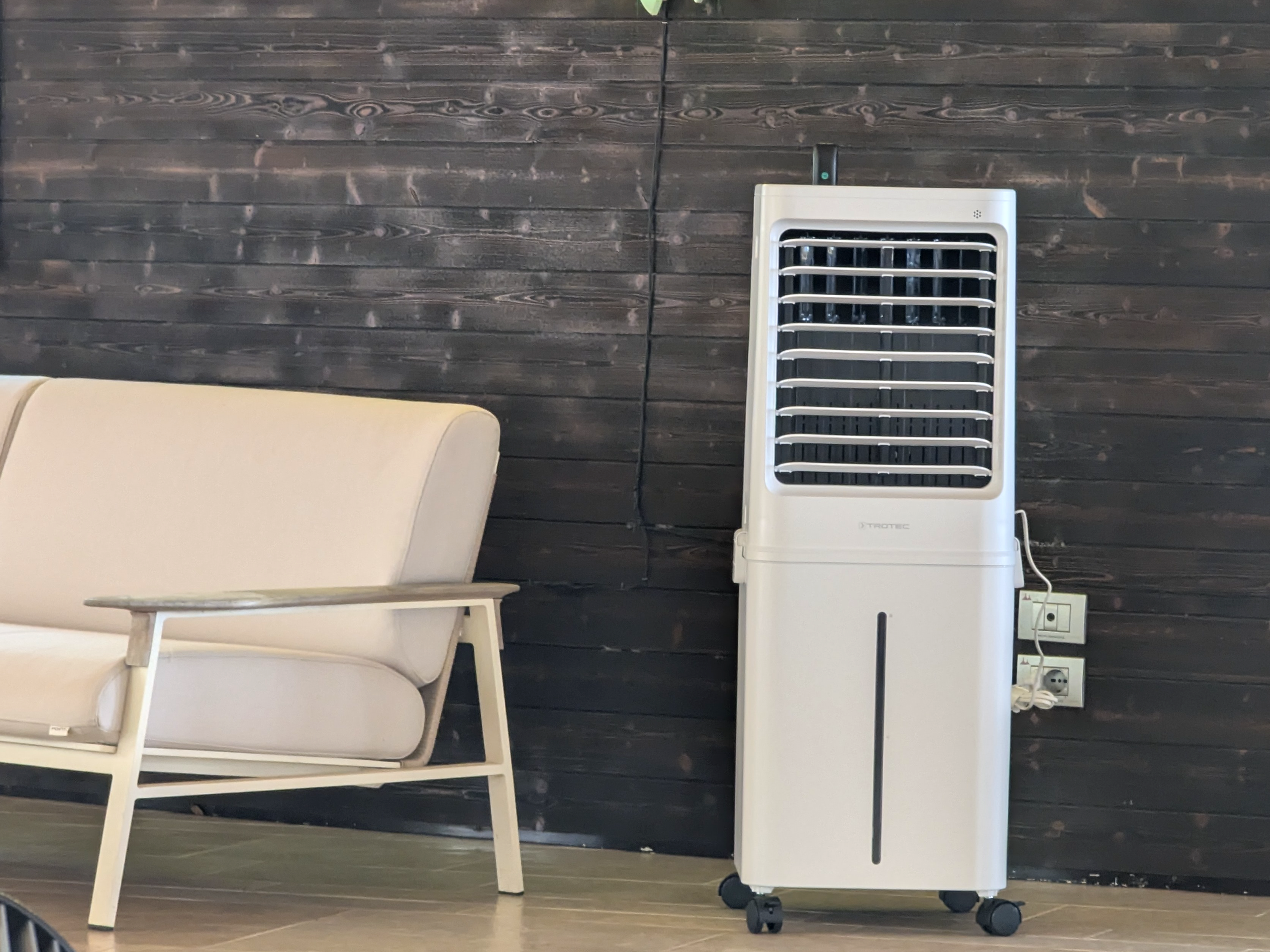 Trotec PAE 81 in hall albergo