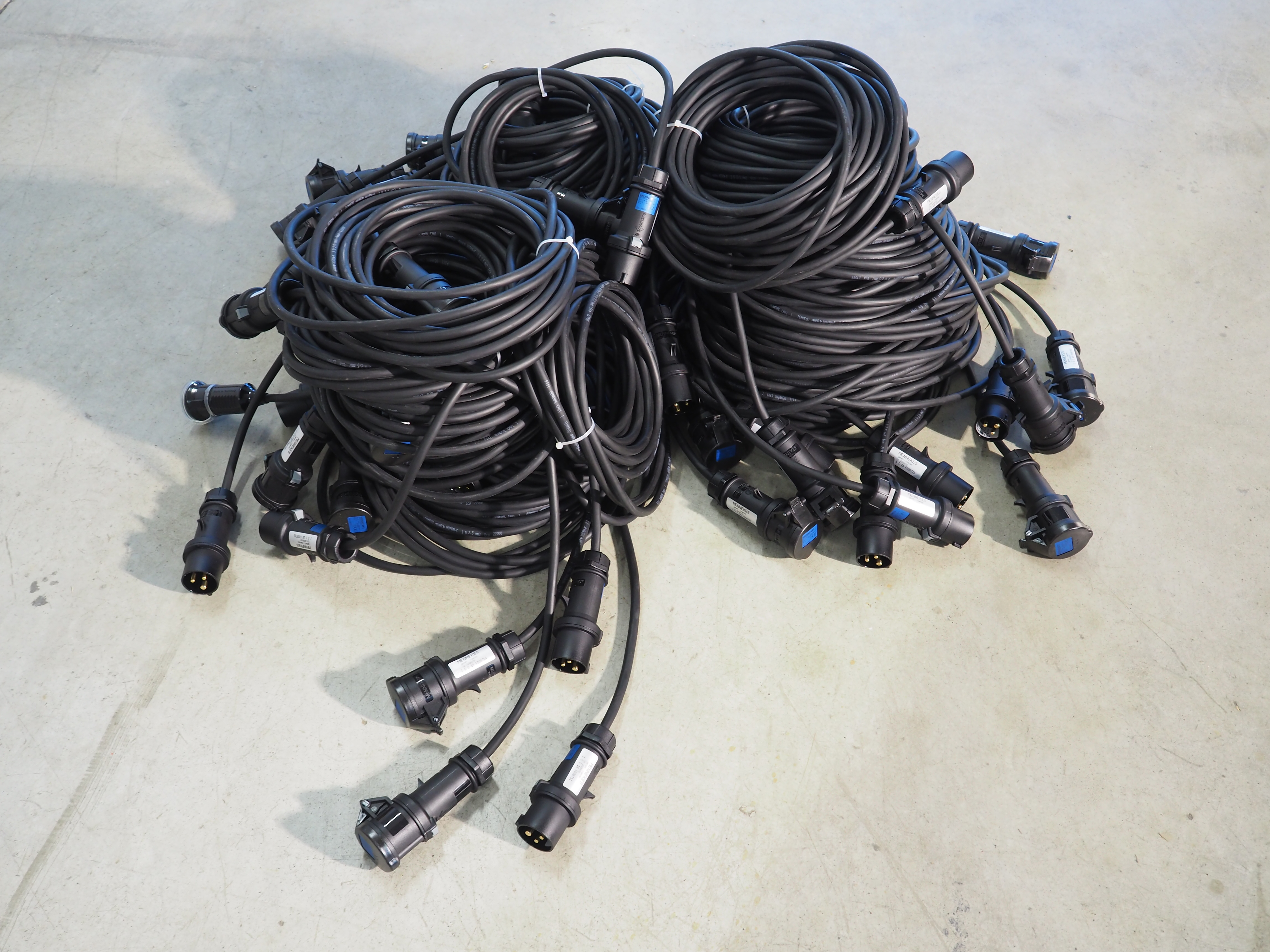 Noleggiamo insieme agli impianti le nostre Prolunghe Elettriche Certificate per una perfetta e sicura installazione di ogni soluzione per il riscaldamento, raffreddamento e deumidificazione dei vostri ambienti