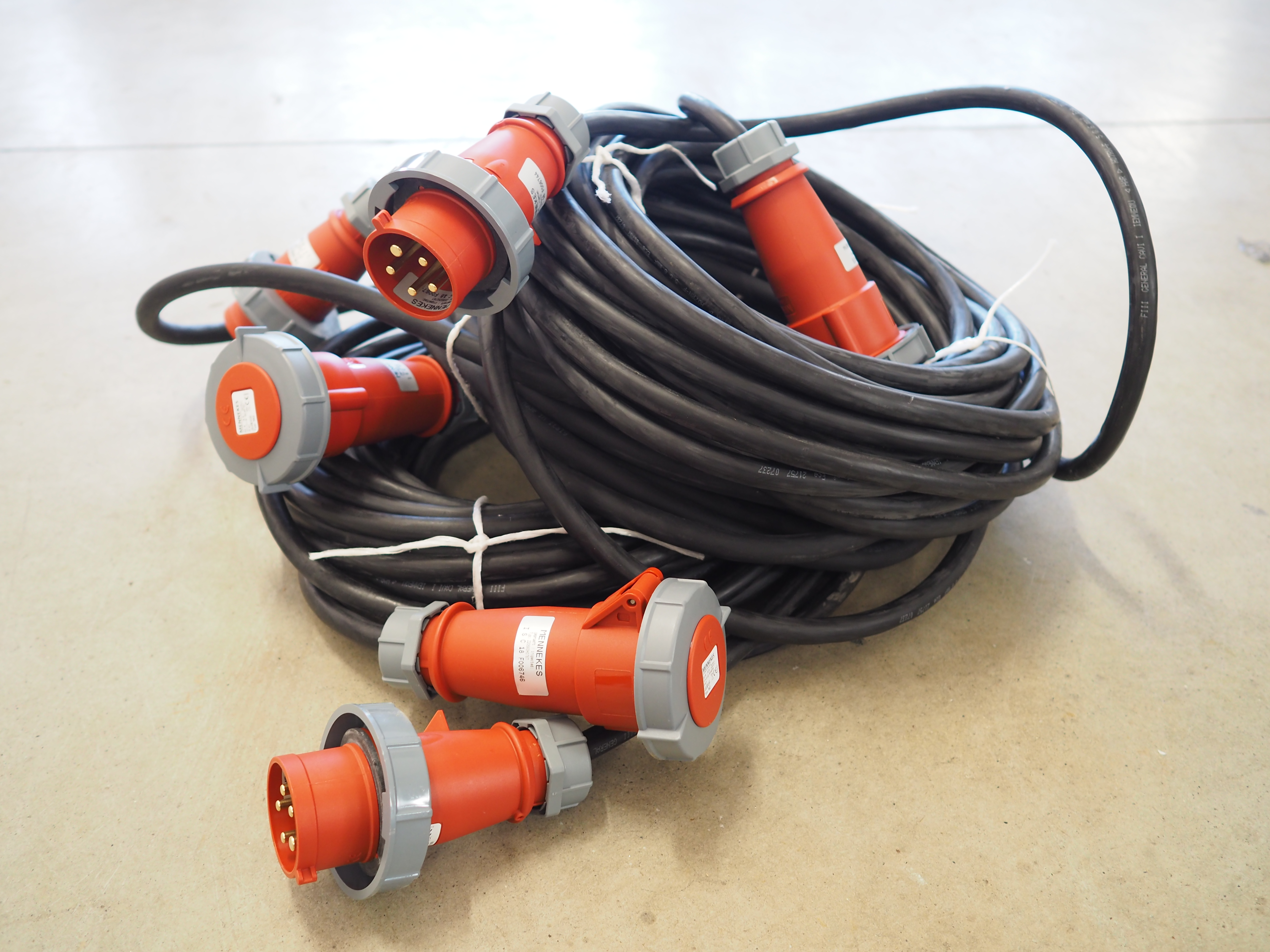 Noleggiamo insieme agli impianti le nostre Prolunghe Elettriche Certificate per una perfetta e sicura installazione di ogni soluzione per il riscaldamento, raffreddamento e deumidificazione dei vostri ambienti