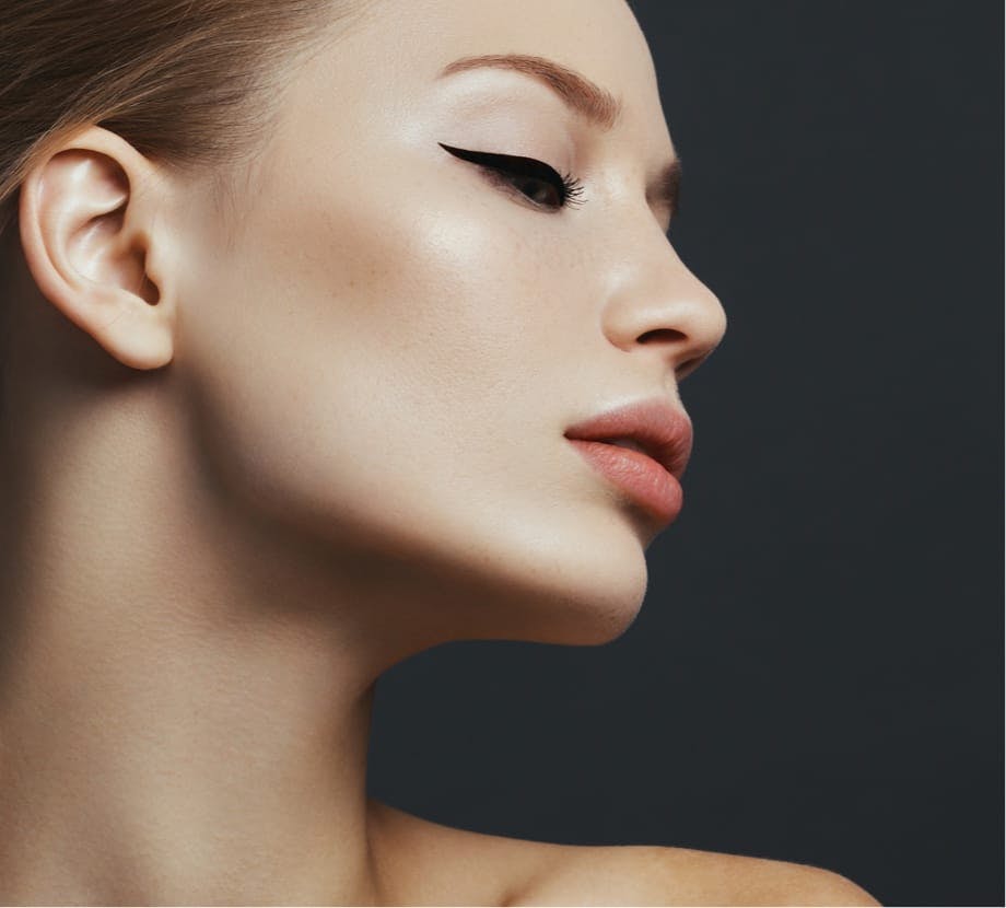 woman wearing black eyeliner