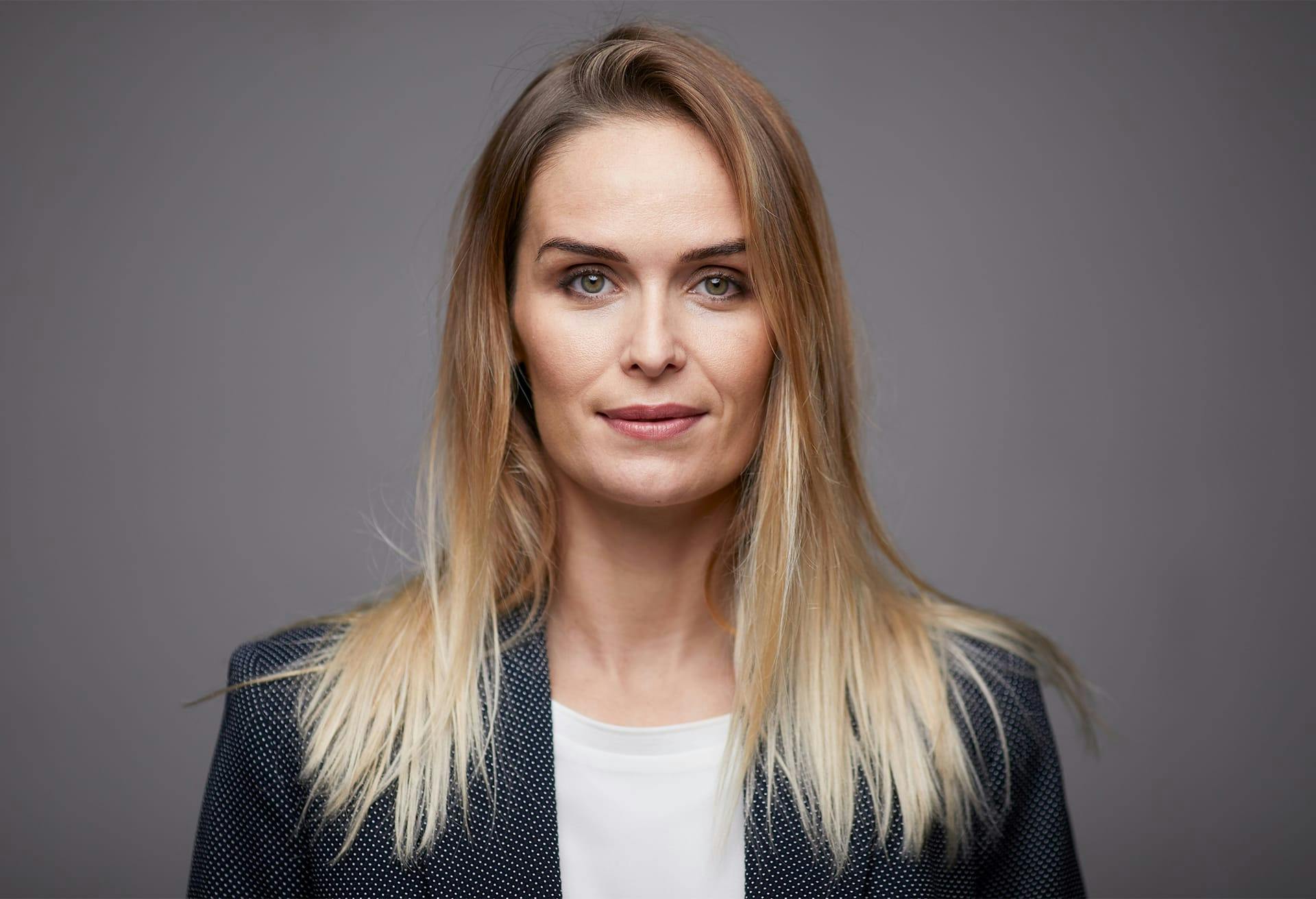 woman with long blonde hair