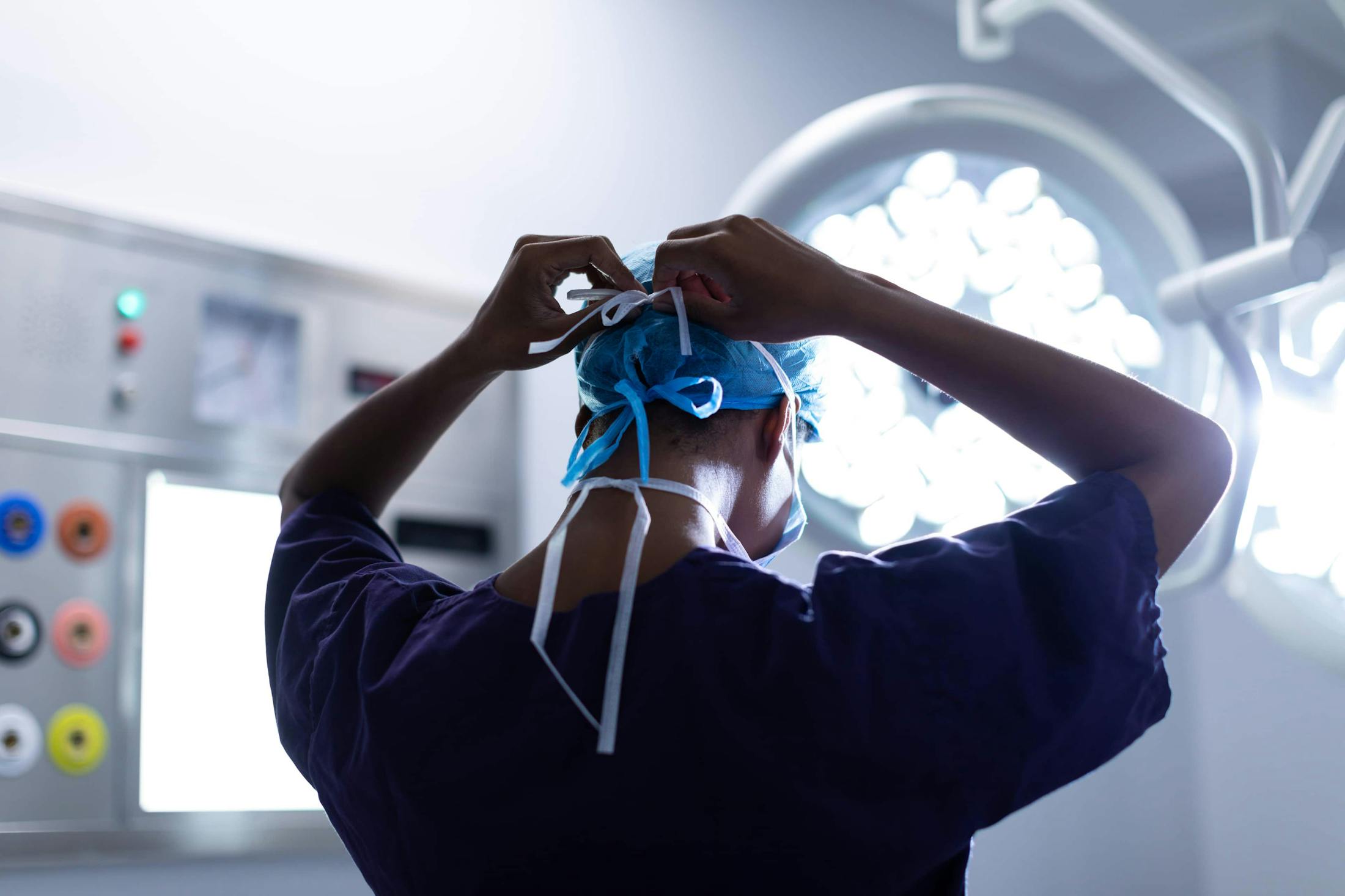 surgeon tying mask