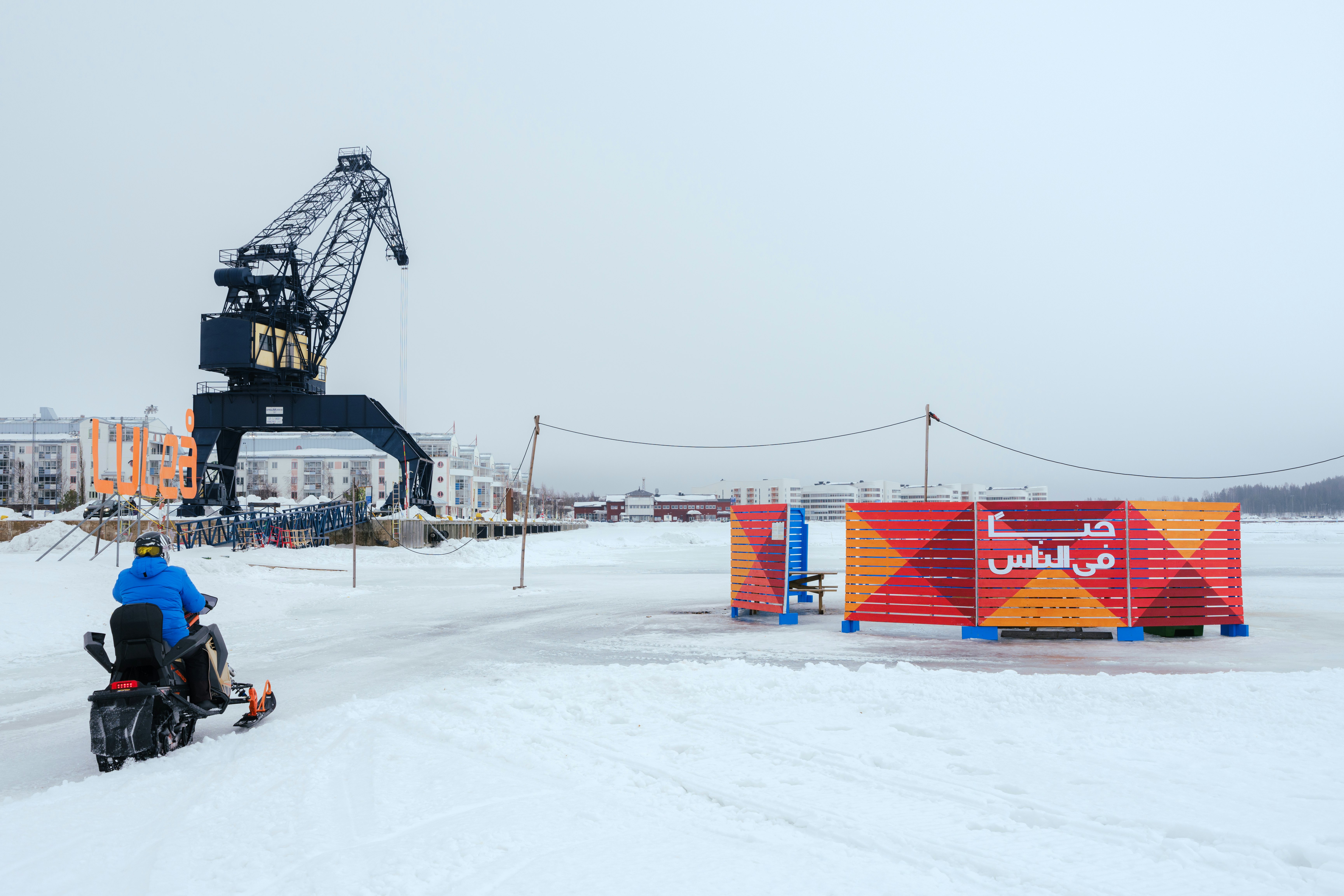 Fadlabi, vindskydd för isbanan, Luleåbiennalen 2024. Foto: Lisa Kejonen