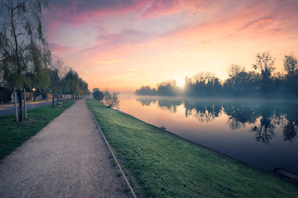 Coucher de soleil au bord d'un canal