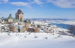 Vue panoramique de la ville de Québec sous la neige avec le château qui surplombe le St Laurent