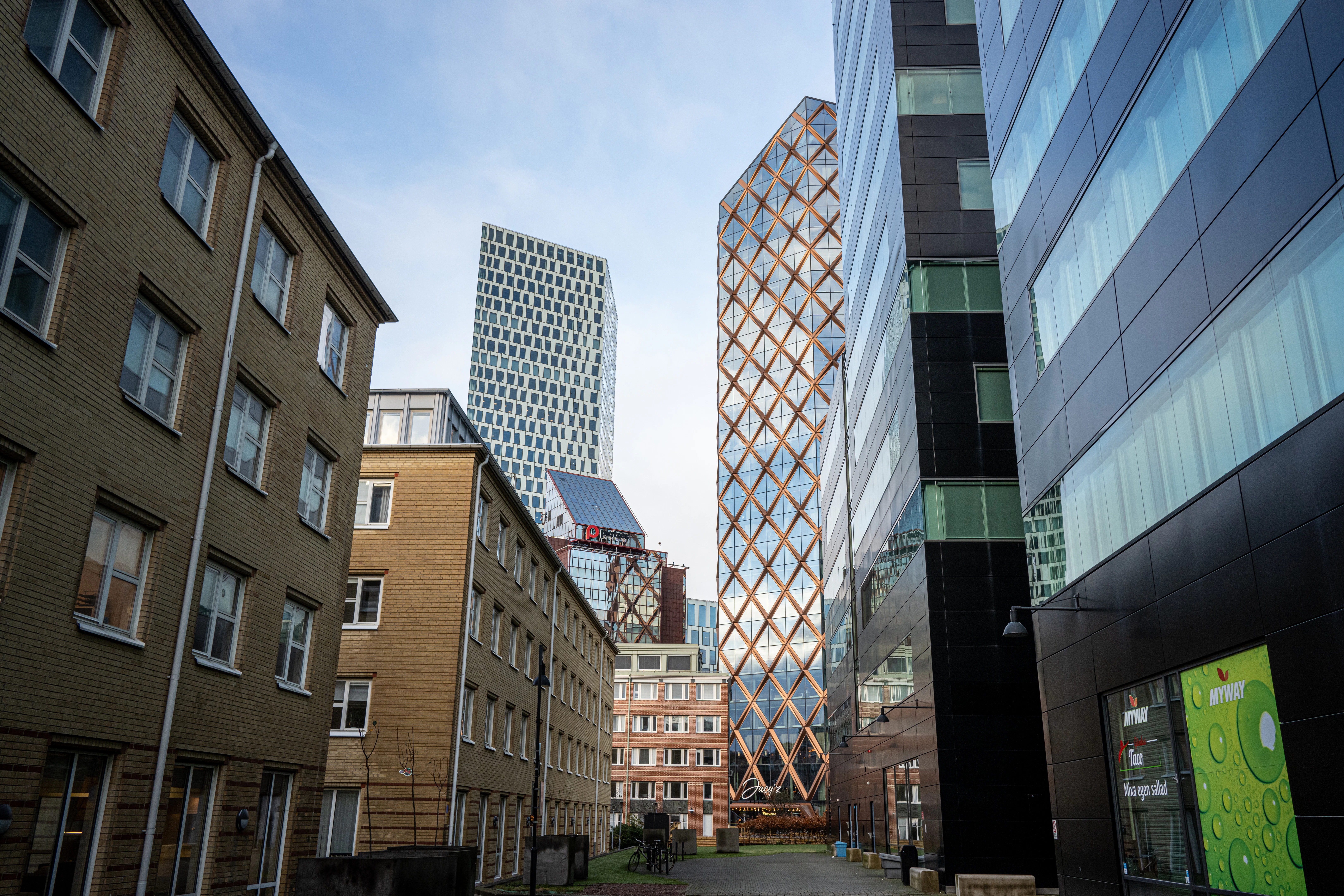 En bild på nya och gamla byggnader i Göteborg.