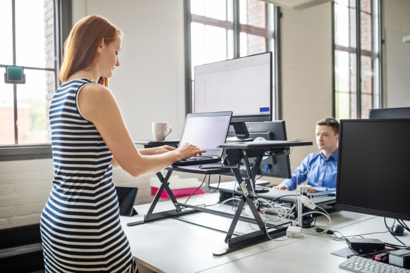 femme occupant un poste ergonomique et découvrant le bien-être au travail