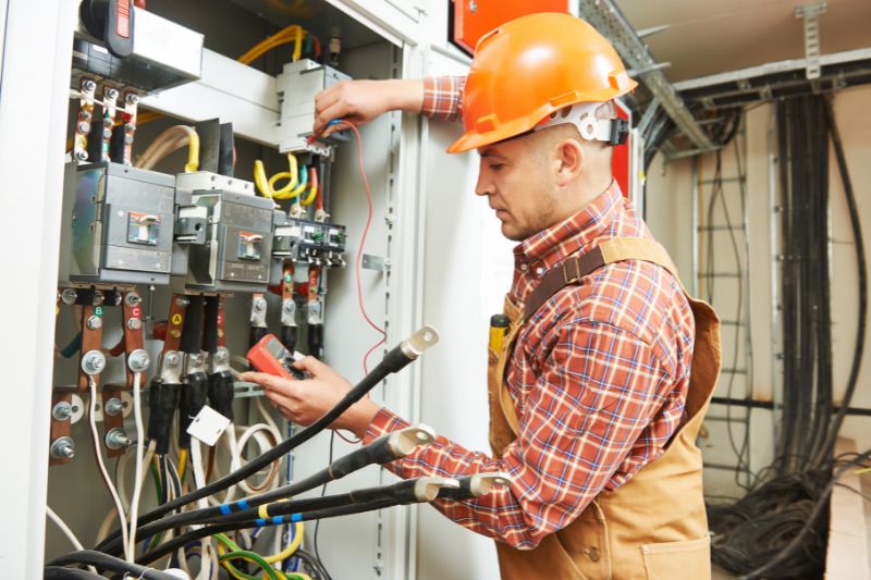 professionnel en train de suivre une formation habilitation électrique