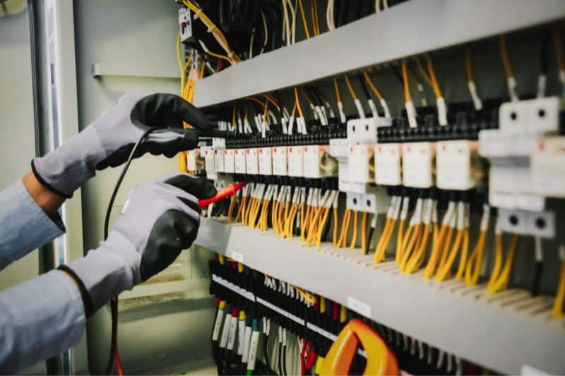 responsable-electrique-en-entreprise responsable sur une tâche à risque électrique