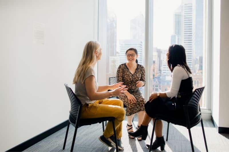 Femmes réunies en salle de travail dans le cadre d'une formation obligatoire ssct