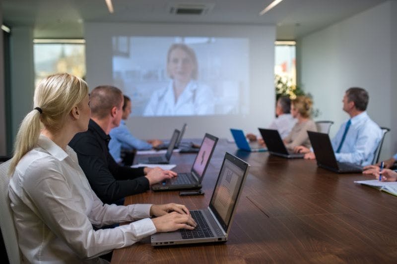 Equipe au travail représentant les membres élus en formation obligatoire cse