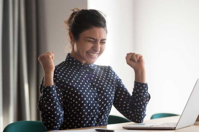 salariée heureuse grâce aux élus cse