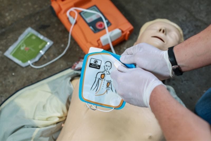 Mannequin et défibrillateur manipulés dans le cadre d'une formation défibrillateur en entreprise