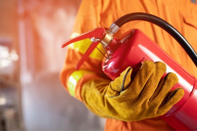 Pompier en intervention lors d'un incendie sur le lieu de travail