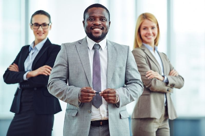 équipe heureuse de travailler ensemble