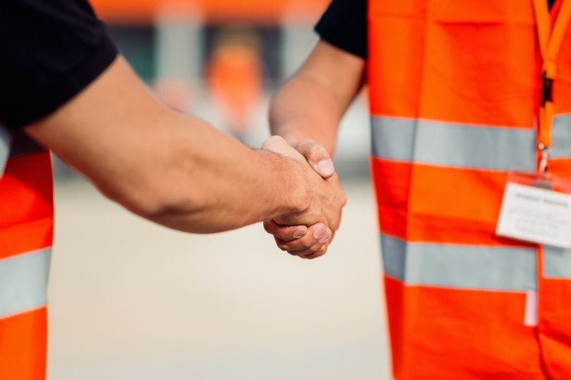 poignée de main entre ouvriers du BTP dans le cadre d'une formation à la prévention BTP