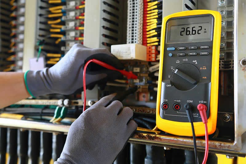 Electricien intervenant sur un compteur électrique pour représenter les différentes habilitations électriques en entreprise qui existent