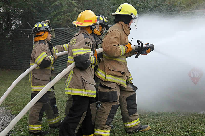 exercice incendie en entreprise démonstration de pompiers