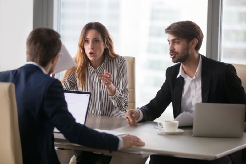 clients mécontents ayant des propos déplacés sur le salarié illustrant la violence externe