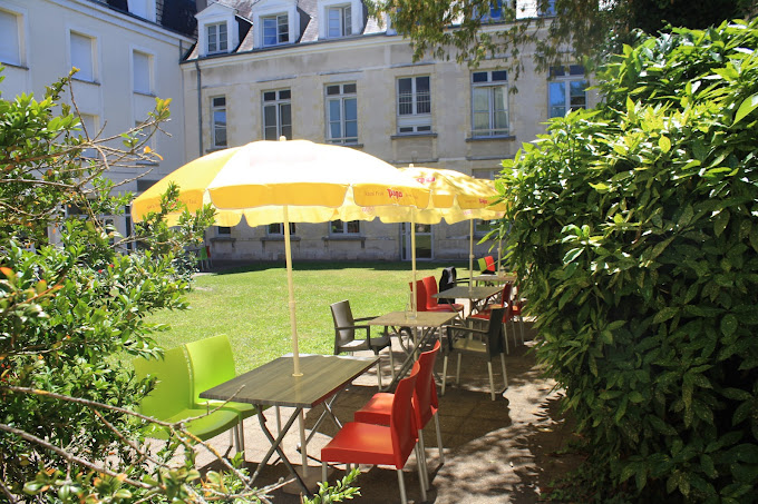 vue de la terrasse ensoleillée du restaurant associatif présent sur le centre de formation d'orléans