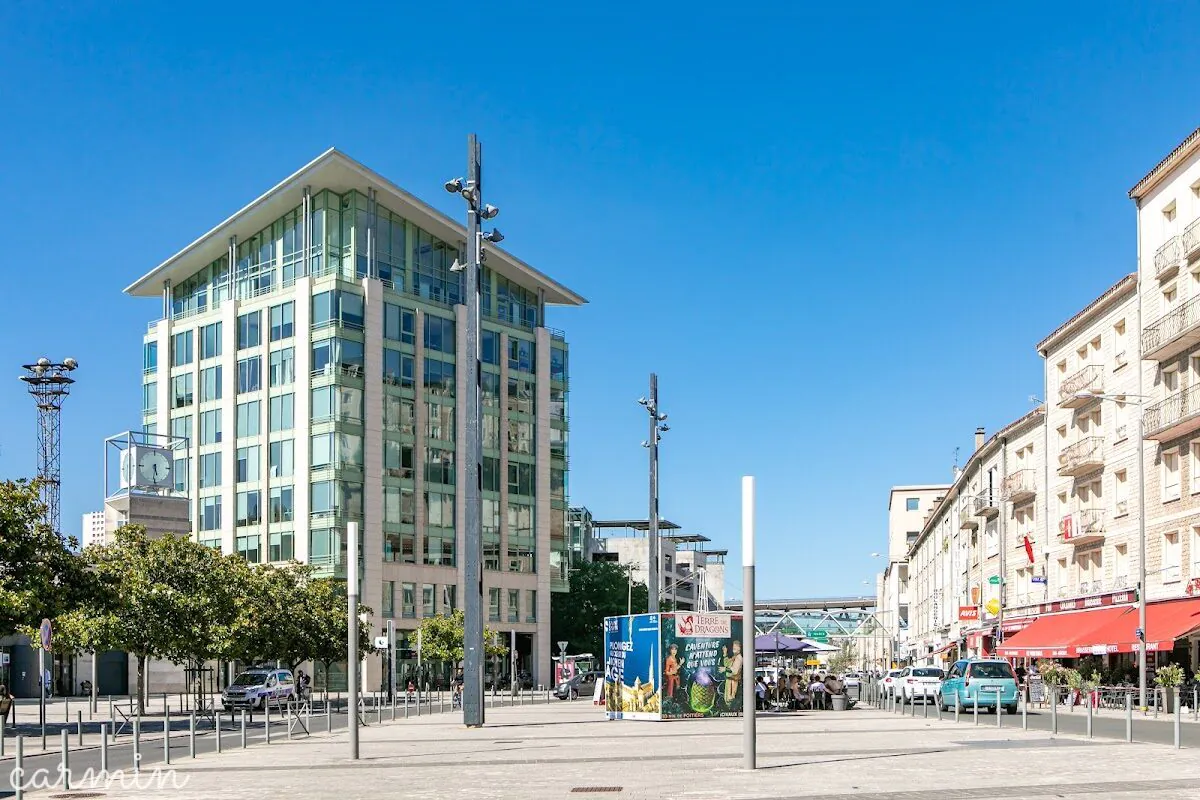 Vue tour Toumaï qui abrite le centre de formation de Poitiers utilisé par SPI Formation