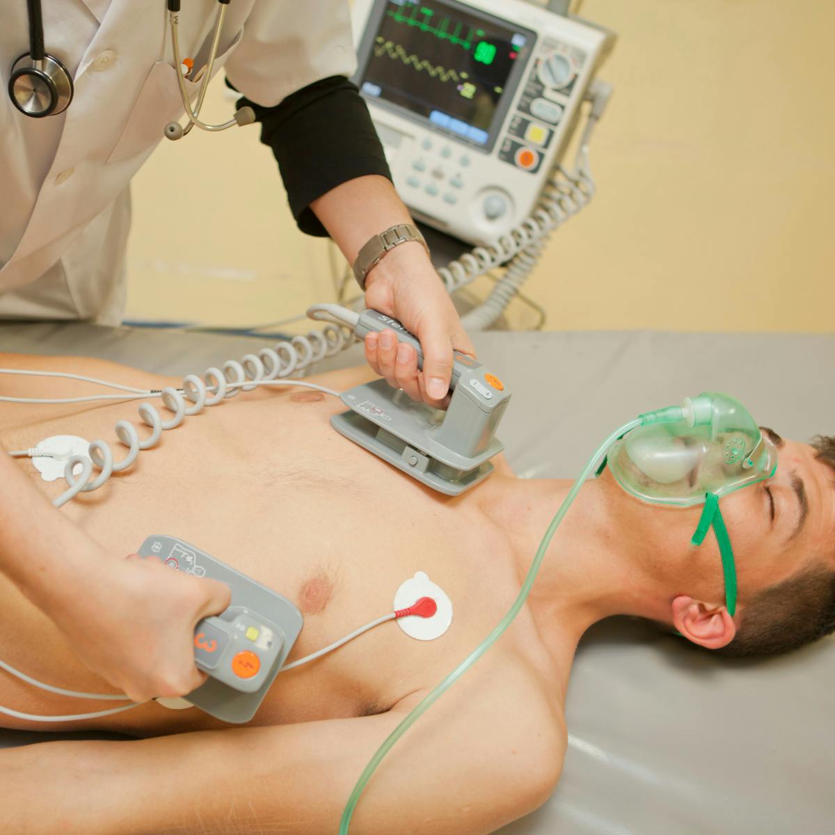 photo représentant une réanimation cardio-pulmonaire sur un modèle vivant