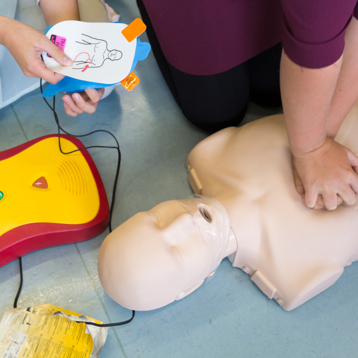 photographie d'une formation rcp sur mannequin