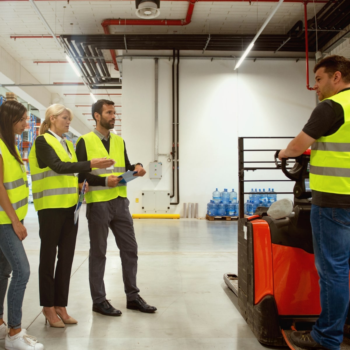 groupe de professionnels de la manutention formés aux bons gestes et postures par un formateur sst