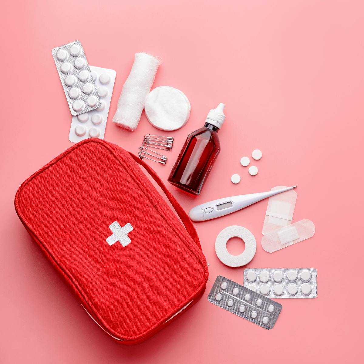 trousse de secours et médicaments représentant l'article sur la formation sst obligatoire
