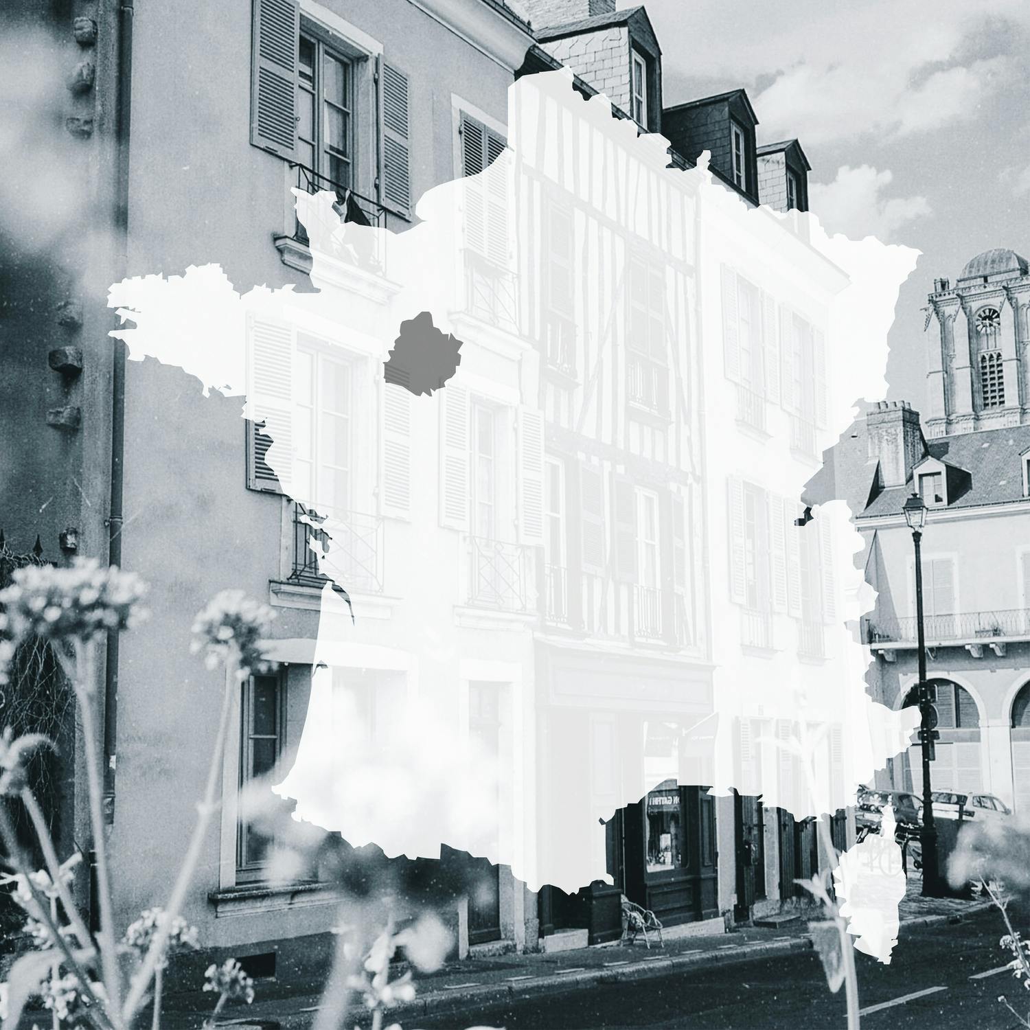 Carte de france sur fond d'une vue de la ville du Mans en noir et blanc où apparaissent les contours du département 72 Sarthe
