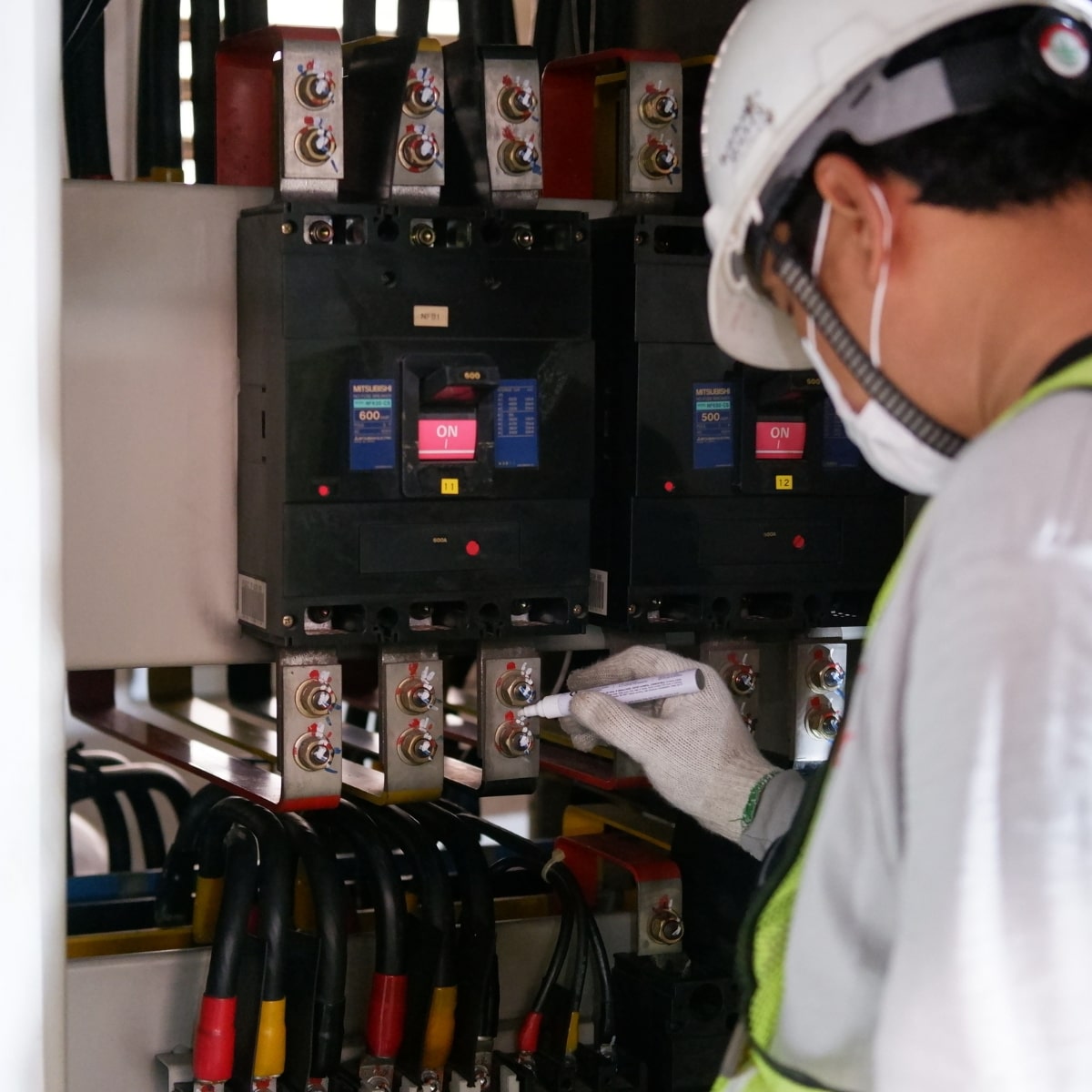 formateur électricité vérifiant la conformité d'un équipement électrique