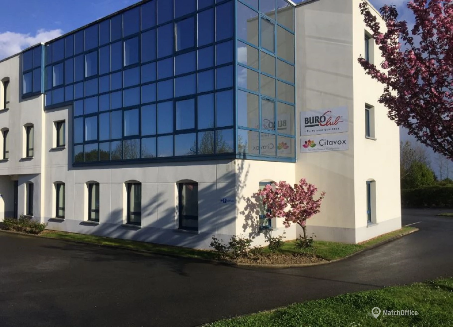 vue de la façade extérieure de Buro Club le Mans Centre de formation Le Mans SPI Formation
