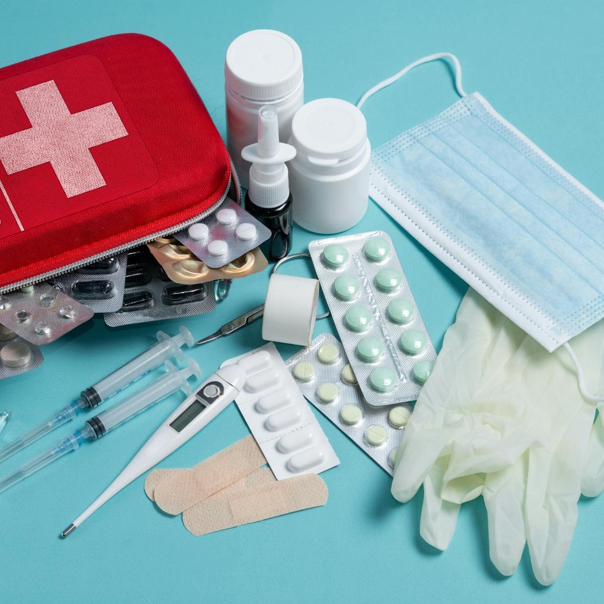 trousse de secours sst avec des équipements de base à placer dedans