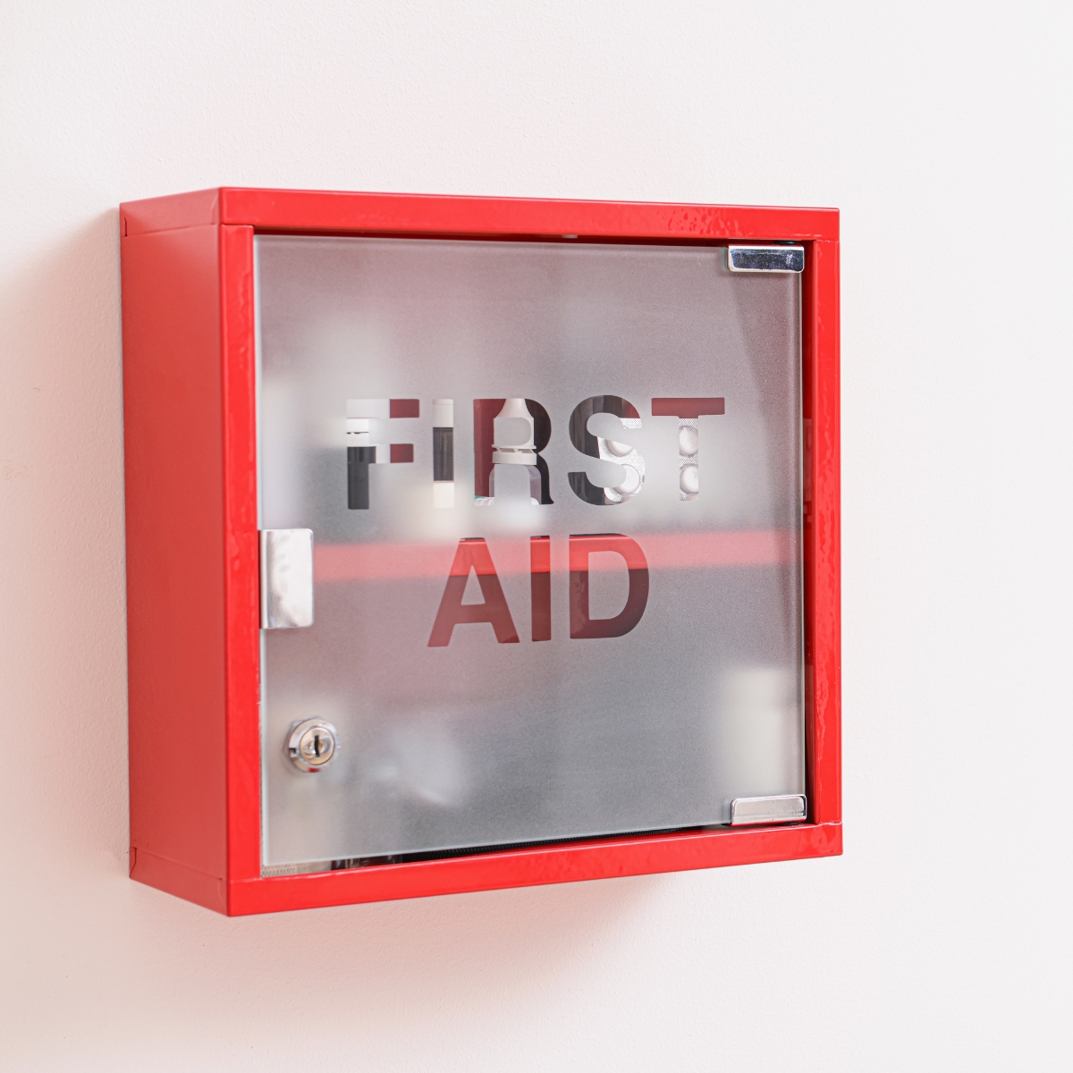 boitier signalétique renfermant la trousse de secours sst obligatoire