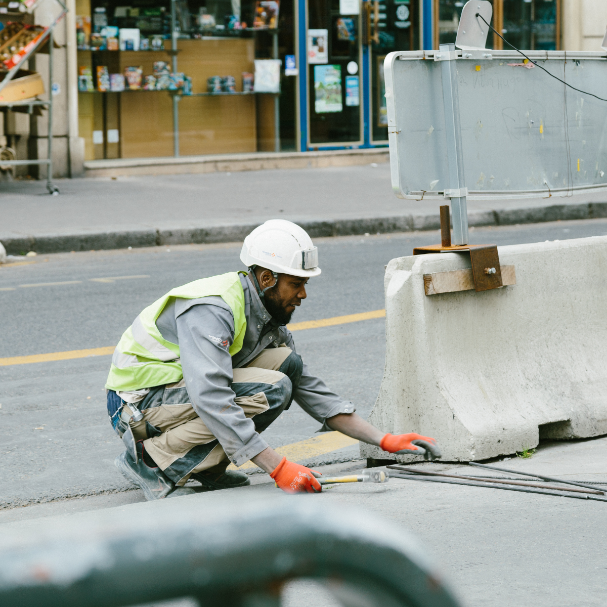 opérateur certifié AIPR sur un chantier en train de travailler près des réseaux électriques