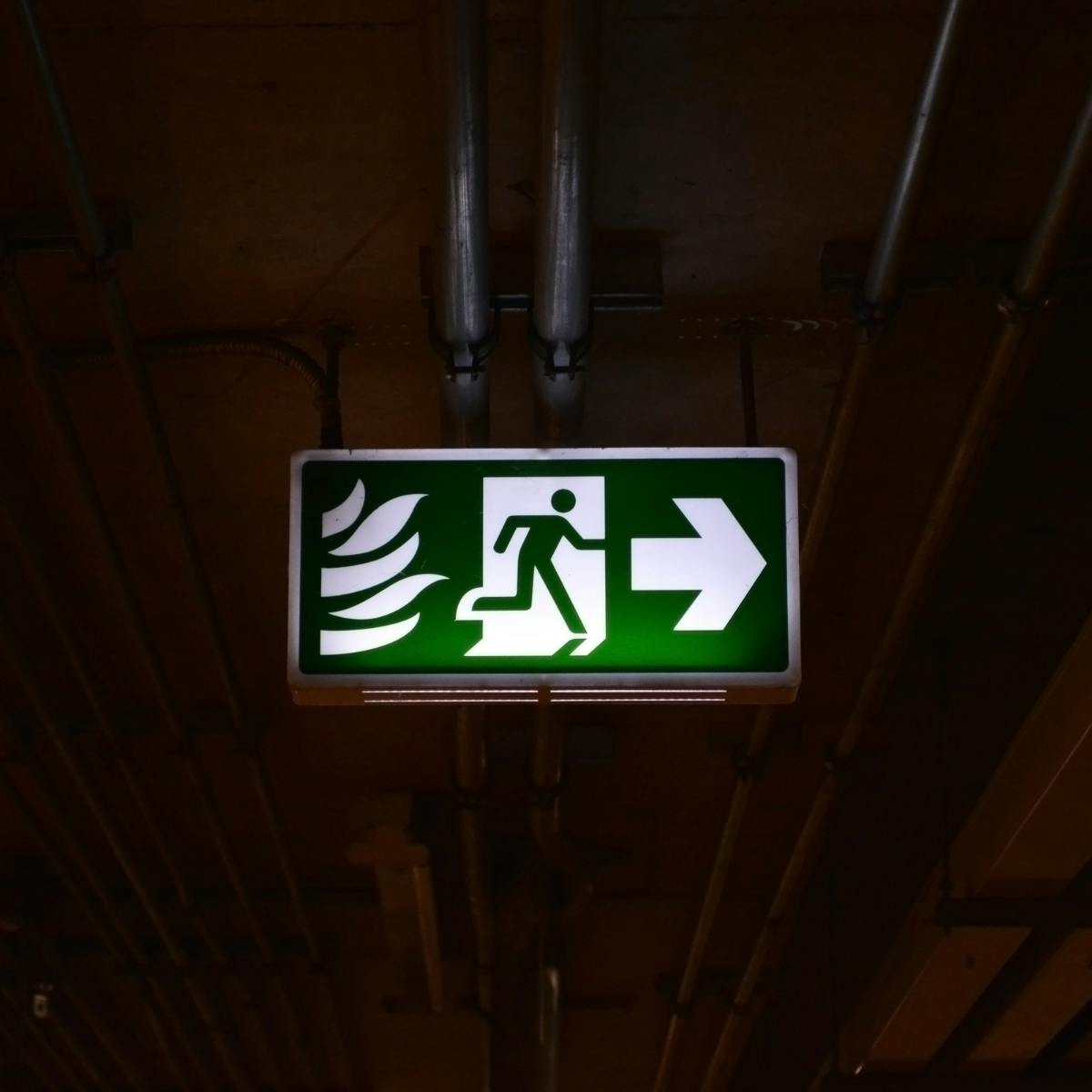 panneau de signalisation des issues de secours activée dans le cadre d'un exercice incendie en entreprise
