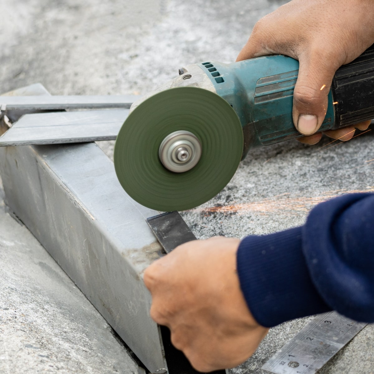 homme réalisant des travaux dangereux sans protection pour illustrer l'importance des formations obligatoires dans certains secteurs