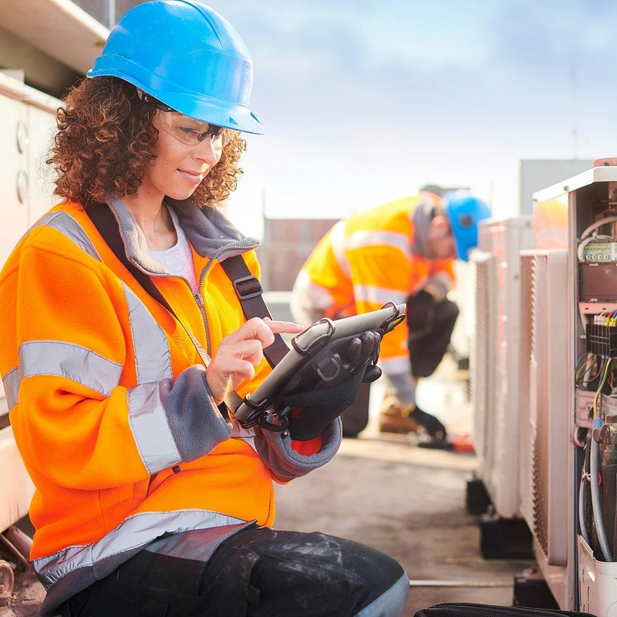 femme portant l'EPI Electricien obligatoire