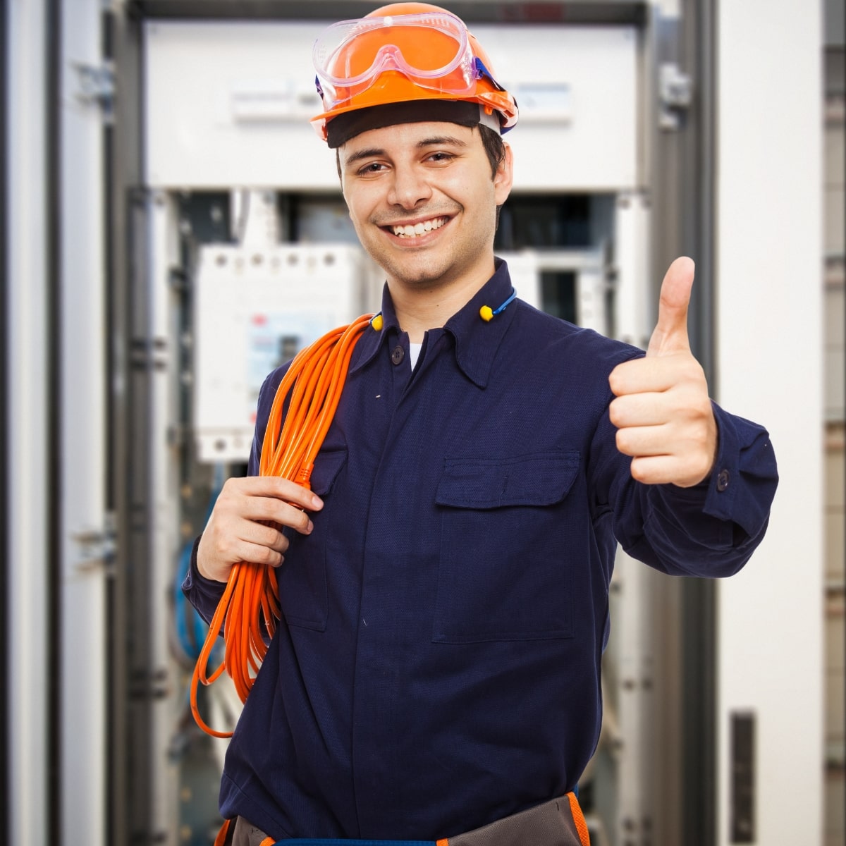 électricien équipé pour travailler en toute sécurité, faisant un pouce en l'air pour montrer sa satisfaction à être protégé par son employeur